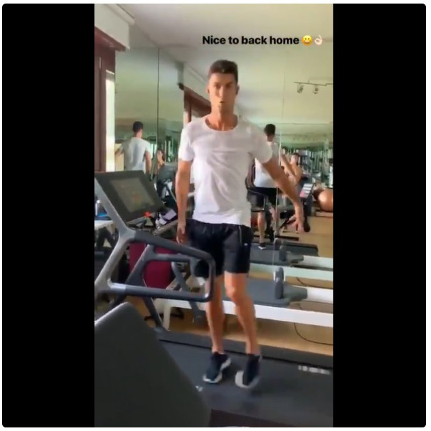 팀 K리그와의 경기에서 컨디션 난조를 이유로 단 1분도 뛰지 않았던 호날두가 이탈리아에 도착하자 마자 장난스러운 사진을 SNS에 올렸다. (호날두 SNS) © 뉴스1