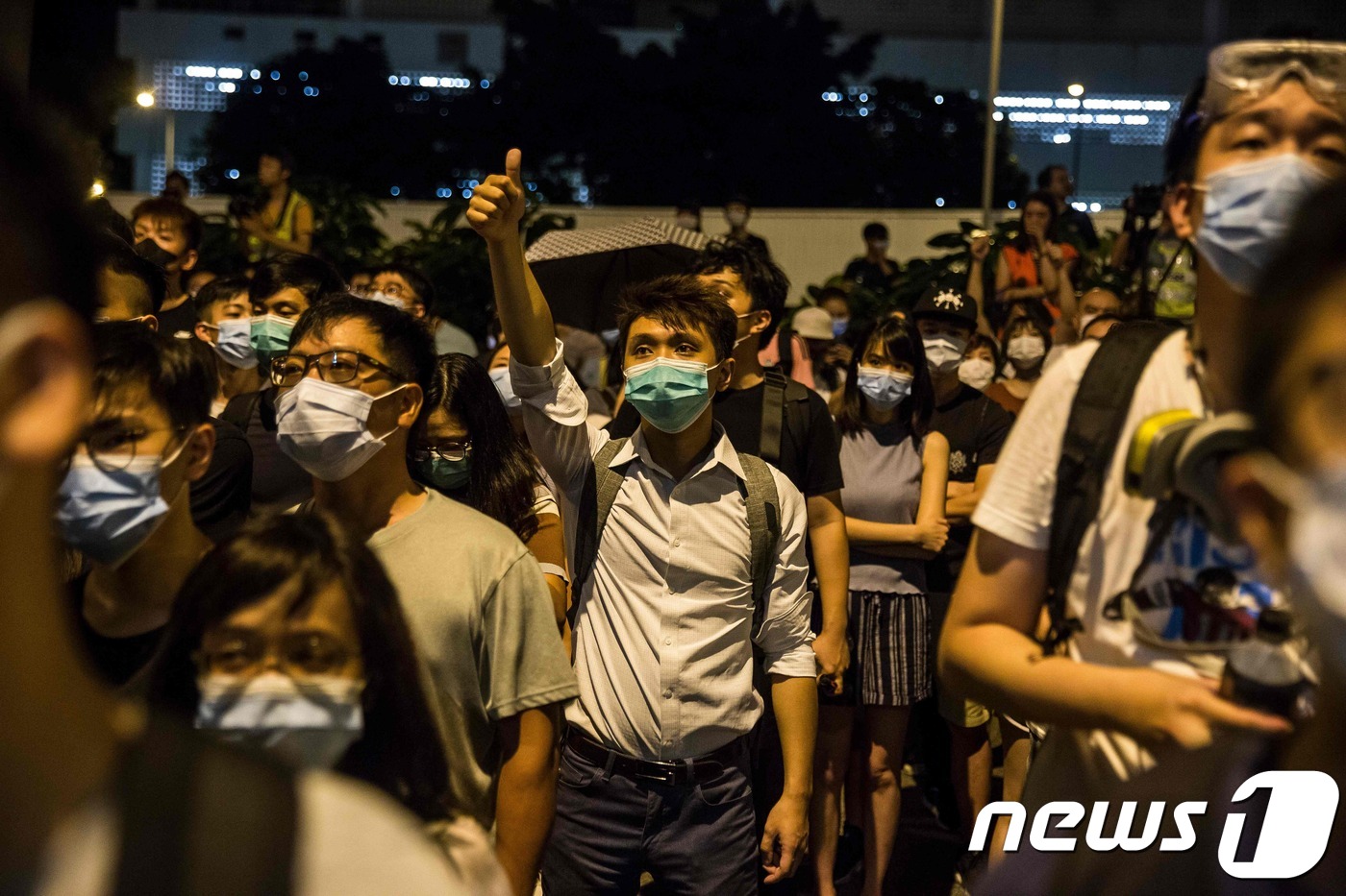 홍콩에서 30일 밤(현지시간) 마스크를 쓴 송환법 반대 시위대가 '폭동 혐의' 기소에 반대하며 구속된 시위대 석방을 요구하고 있다. © AFP=뉴스1