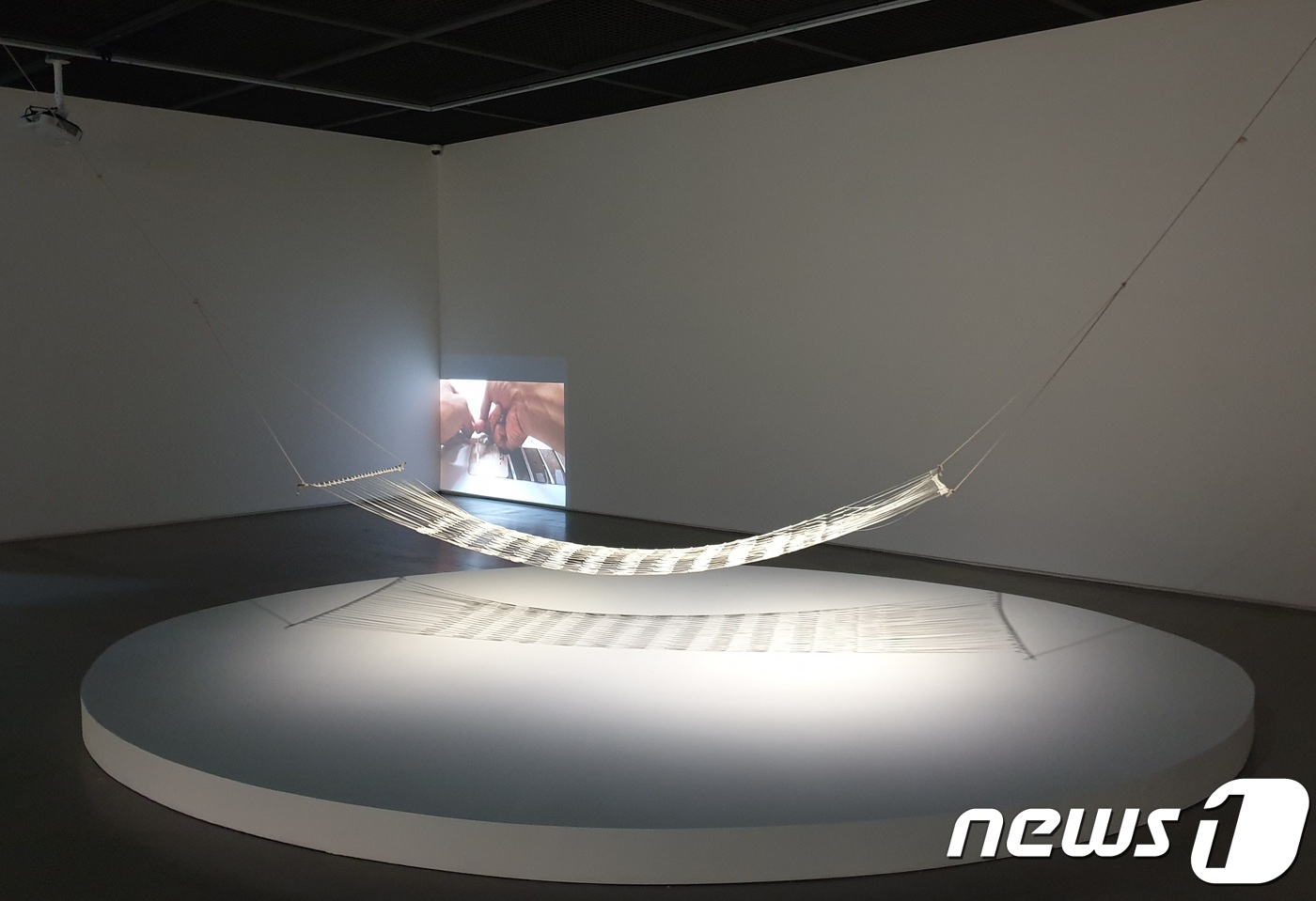 오는 11월10일까지 전시 중인 뷰엔 칼루바얀 개인전 '어느 청소부의 안내-풍경, 뮤지엄, 가정' 전경.© 뉴스1 이기림 기자