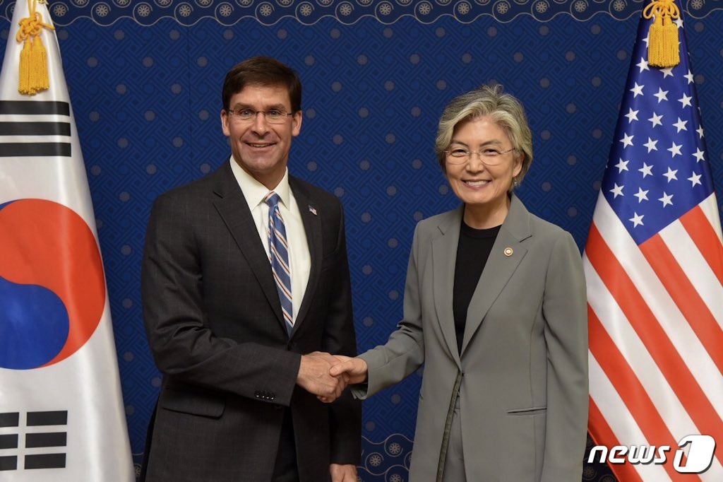 9일 서울 종로구 도렴동 외교부 청사에서 강경화 외교부 장관을 면담한 마크 에스퍼 신임 미국 국방장관. 출처=에스퍼 장관 트위터(@EsperDoD) © 뉴스1