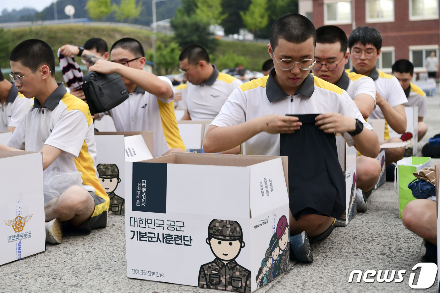 공군 기본군사훈련단에 입소한 훈련병들이 자신의 옷가지와 물품을 가족에게 돌려보내기 위해 택배상자에 넣고 있다. (공군 제공) 2019.8.13/뉴스1