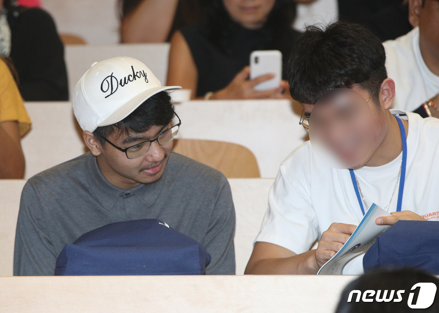 미국 할리우드 영화배우 앤젤리나 졸리의 아들 매덕스가 26일 오전 인천 연수구 연세대학교 국제캠퍼스에서 열린 입학식에서 친구와 대화하고 있다. 2019.8.26/뉴스1 © News1 신웅수 기자