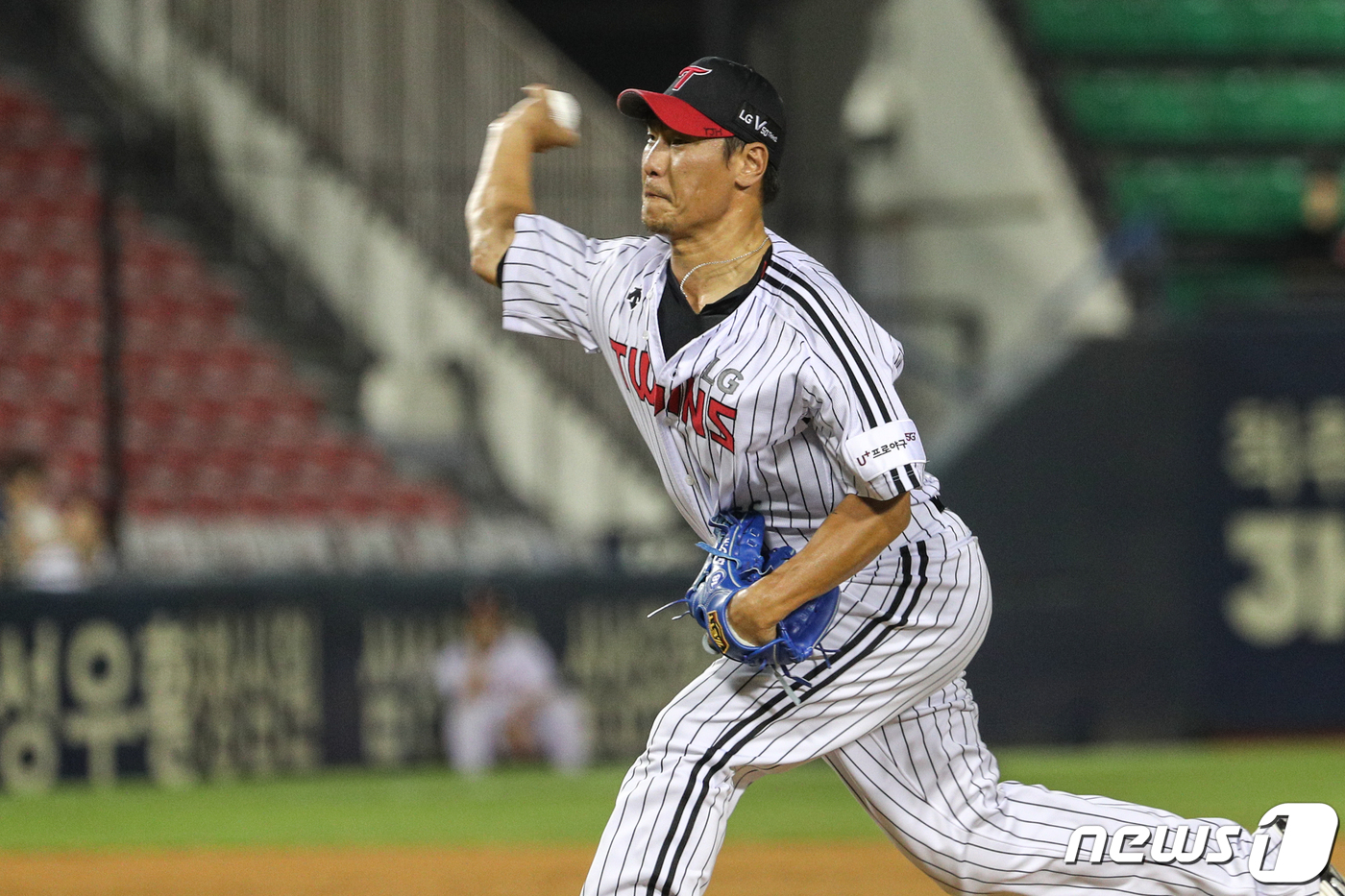 지난 20일 잠실야구장에서 열린 2019 신한은행 마이카 KBO리그 KIA 타이거스와 LG 트윈스 경기. LG 이동현이 역투하고 있다. /뉴스1 DB © News1 성동훈 기자