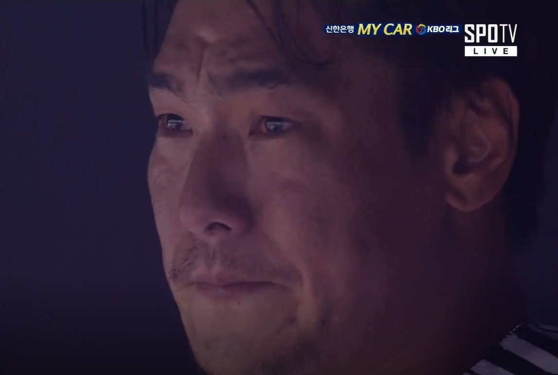 LG 트윈스 이동현이 지난 22일 잠실 NC 다이노스전에서 700경기 등판을 마친 뒤 눈물을 보이고 있다. (SPOTV 중계화면 캡처) © 뉴스1