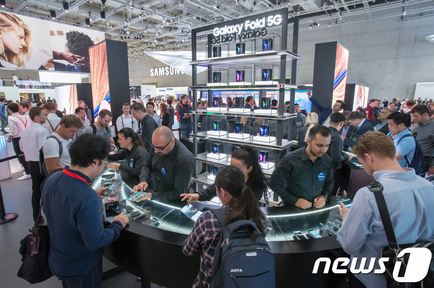 관람객들이 현지시간 6일 독일 베를린에서 열리는 가전전시회 'IFA 2019' 내 삼성전자 전시장에서 '갤럭시 폴드 5G'를 체험하고 있다.(삼성전자) © 뉴스1