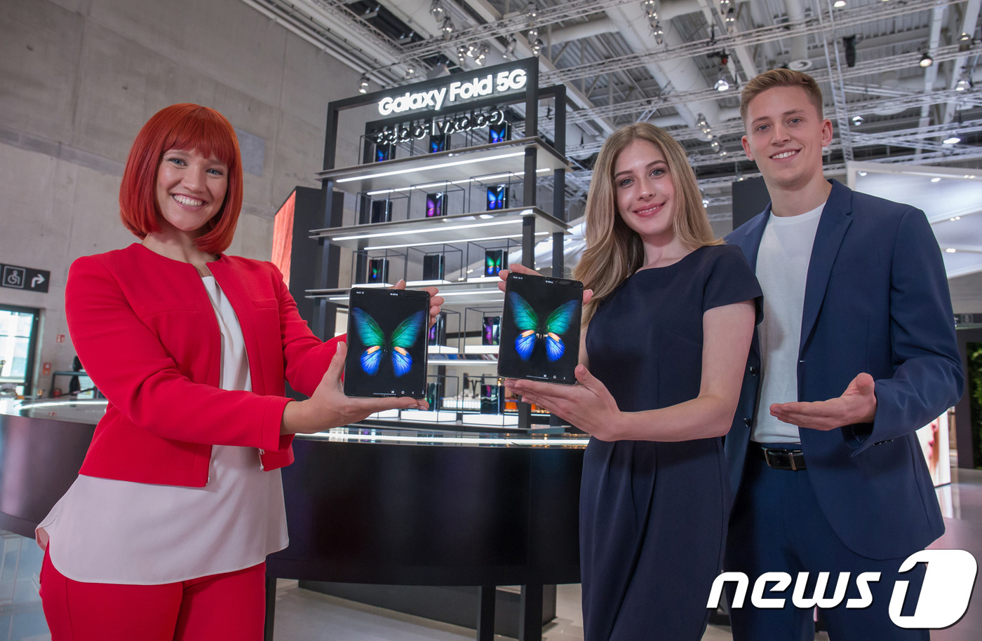 IFA 공식 모델(왼쪽)과 삼성전자 모델들이 독일 베를린에서 열리는 가전전시회 'IFA 2019' 내 삼성전자 전시장에서 새로운 모바일 카테고리 스마트폰 '갤럭시 폴드 5G'를 소개하고 있다.(삼성전자)© 뉴스1