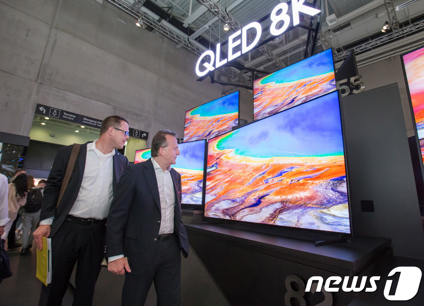 관람객들이 현지시간 6일 독일 베를린에서 열리는 가전전시회 'IFA 2019' 내 삼성전자 전시장에서 55형부터 98형까지 'QLED 8K' TV 풀 라인업을 감상하고 있다.(삼성전자)© 뉴스1