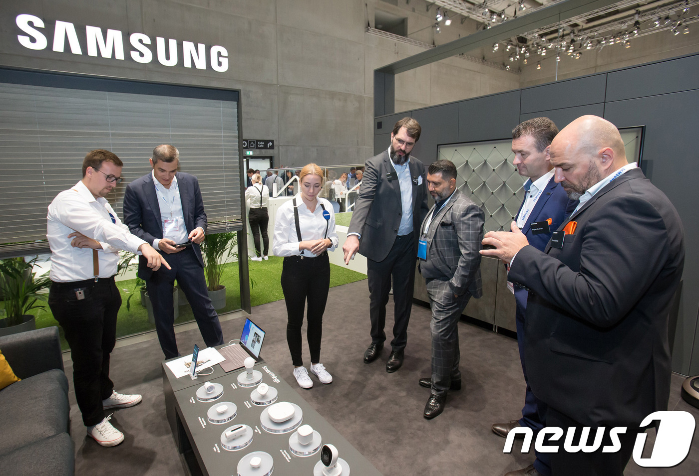 관람객들이 현지시간 6일 독일 베를린에서 열리는 가전전시회 'IFA 2019' 내 삼성전자 전시장에서 홈IoT를 구현하는 스마트싱스 카메라, 동작감지 센서, 다목적센서 등을 살펴보고 있다.(삼성전자 제공) © 뉴스1