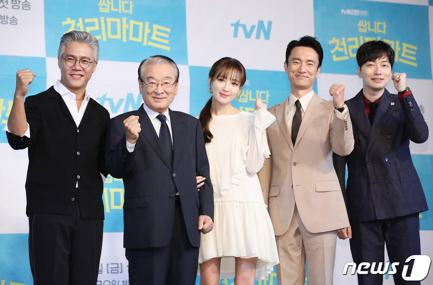 배우 박호산(왼쪽부터), 이순재, 정혜성, 김병철, 이동휘가 16일 오전 서울 베스트웨스턴프리미어서울가든호텔에서 열린 tvN '쌉니다 천리마마트' 제작발표회에 참석해 포즈를 취하고 있다. '쌉니다 천리마마트'는 저품격 무사태평 천리마마트를 기사회생시키려는 엘리트 점장 문석구(이동휘 분)와 마트를 말아먹으려는 휴먼 불도저 사장 정복동(김병철 분)이 주인공인 코믹 드라마이다. 2019.9.16/뉴스1 © News1 권현진 기자