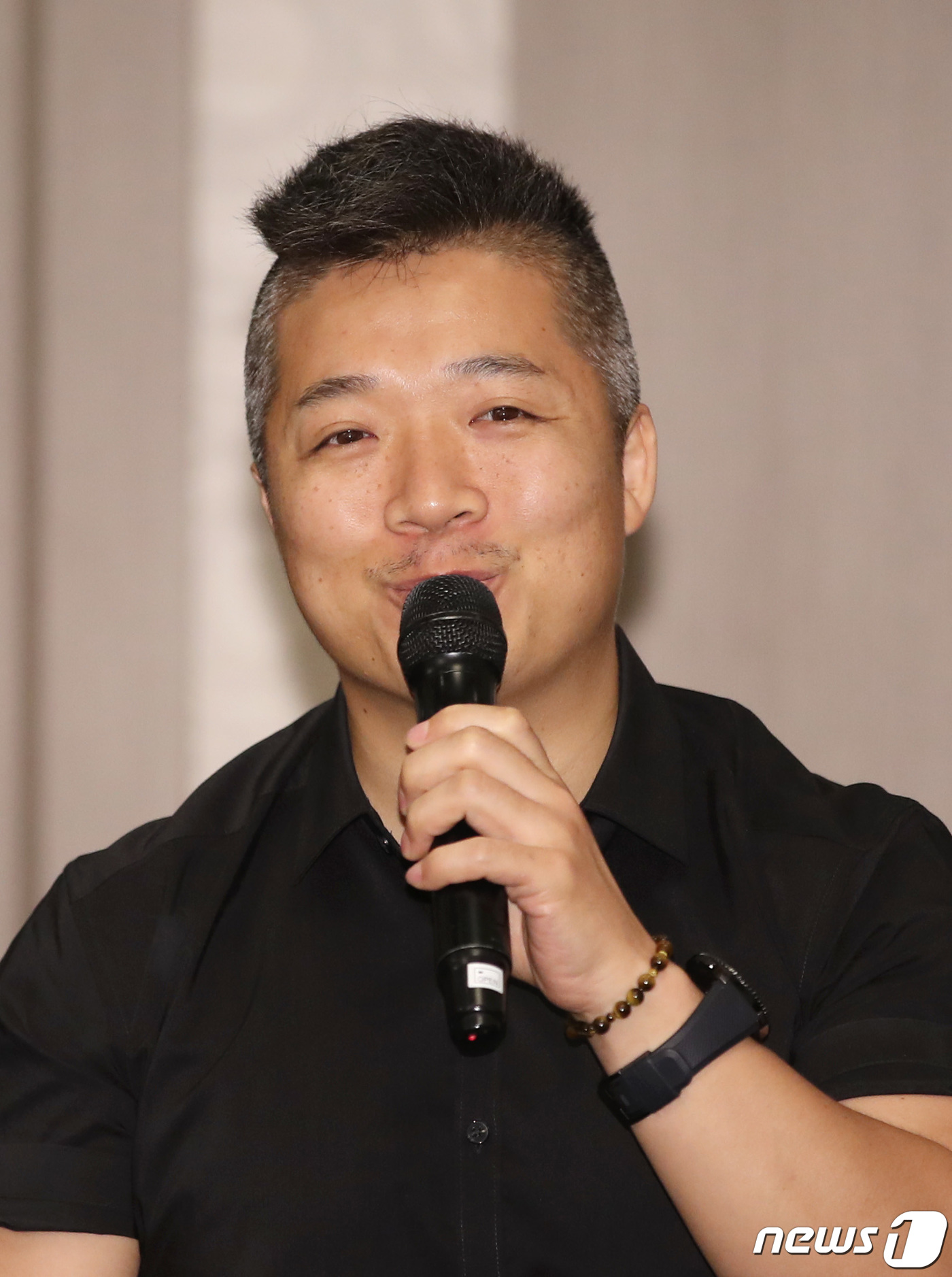 만화가 김규삼이 16일 오전 서울 베스트웨스턴프리미어서울가든호텔에서 열린 tvN '쌉니다 천리마마트' 제작발표회에 참석해 인사말을 하고 있다. '쌉니다 천리마마트'는 저품격 무사태평 천리마마트를 기사회생시키려는 엘리트 점장 문석구(이동휘 분)와 마트를 말아먹으려는 휴먼 불도저 사장 정복동(김병철 분)이 주인공인 코믹 드라마이다. 2019.9.16/뉴스1 © News1 권현진 기자