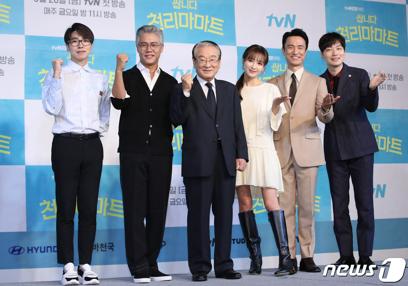 백승룡 감독(왼쪽부터), 배우 박호산, 이순재, 정혜성, 김병철, 이동휘가 16일 오전 서울 베스트웨스턴프리미어서울가든호텔에서 열린 tvN '쌉니다 천리마마트' 제작발표회에 참석해 포즈를 취하고 있다. '쌉니다 천리마마트'는 저품격 무사태평 천리마마트를 기사회생시키려는 엘리트 점장 문석구(이동휘 분)와 마트를 말아먹으려는 휴먼 불도저 사장 정복동(김병철 분)이 주인공인 코믹 드라마이다. 2019.9.16/뉴스1 © News1 권현진 기자