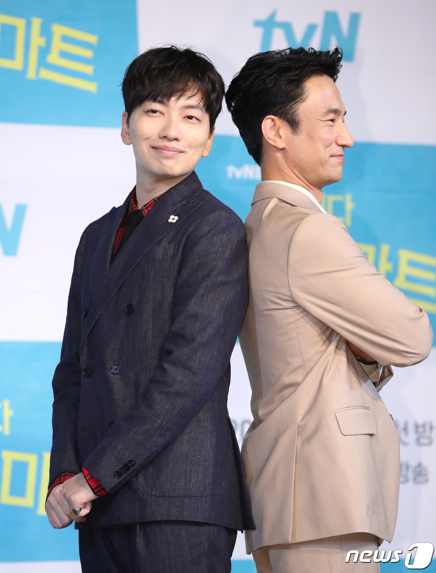 배우 김병철, 이동휘(왼쪽)가 16일 오전 서울 베스트웨스턴프리미어서울가든호텔에서 열린 tvN '쌉니다 천리마마트' 제작발표회에 참석해 포즈를 취하고 있다. '쌉니다 천리마마트'는 저품격 무사태평 천리마마트를 기사회생시키려는 엘리트 점장 문석구(이동휘 분)와 마트를 말아먹으려는 휴먼 불도저 사장 정복동(김병철 분)이 주인공인 코믹 드라마이다. 2019.9.16/뉴스1 © News1 권현진 기자