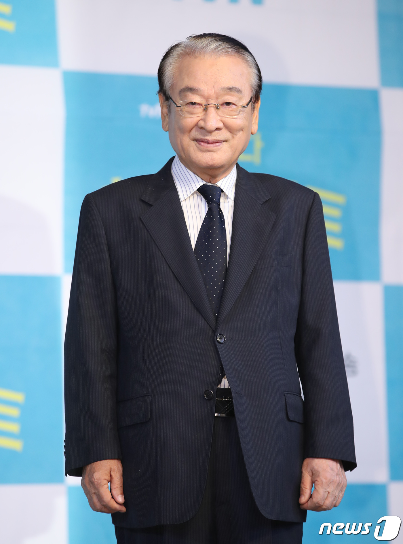 배우 이순재가 16일 오전 서울 베스트웨스턴프리미어서울가든호텔에서 열린 tvN '쌉니다 천리마마트' 제작발표회에 참석해 포즈를 취하고 있다. '쌉니다 천리마마트'는 저품격 무사태평 천리마마트를 기사회생시키려는 엘리트 점장 문석구(이동휘 분)와 마트를 말아먹으려는 휴먼 불도저 사장 정복동(김병철 분)이 주인공인 코믹 드라마이다. 2019.9.16/뉴스1 © News1 권현진 기자