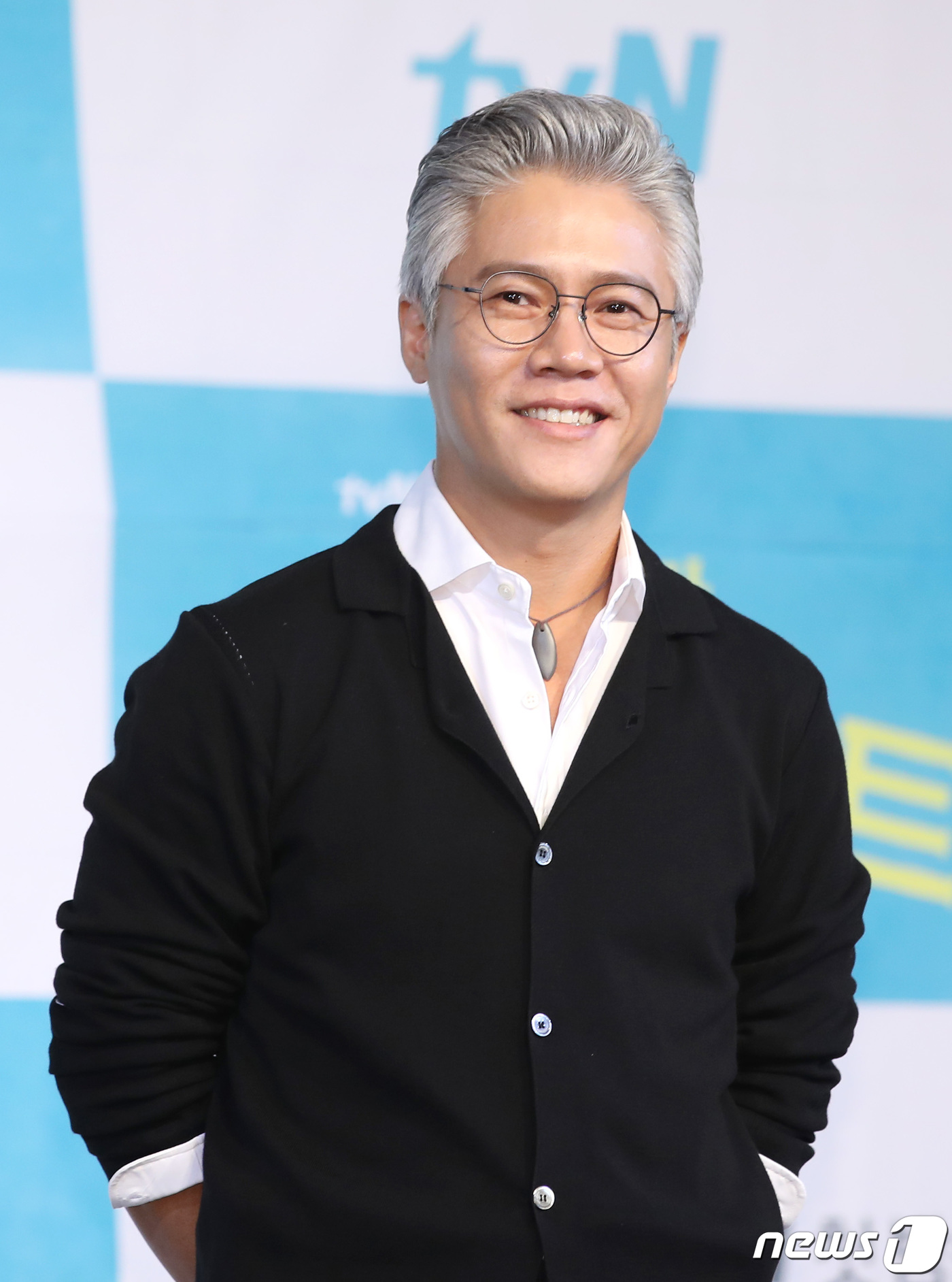 배우 박호산이 16일 오전 서울 베스트웨스턴프리미어서울가든호텔에서 열린 tvN '쌉니다 천리마마트' 제작발표회에 참석해 포즈를 취하고 있다. '쌉니다 천리마마트'는 저품격 무사태평 천리마마트를 기사회생시키려는 엘리트 점장 문석구(이동휘 분)와 마트를 말아먹으려는 휴먼 불도저 사장 정복동(김병철 분)이 주인공인 코믹 드라마이다. 2019.9.16/뉴스1 © News1 권현진 기자
