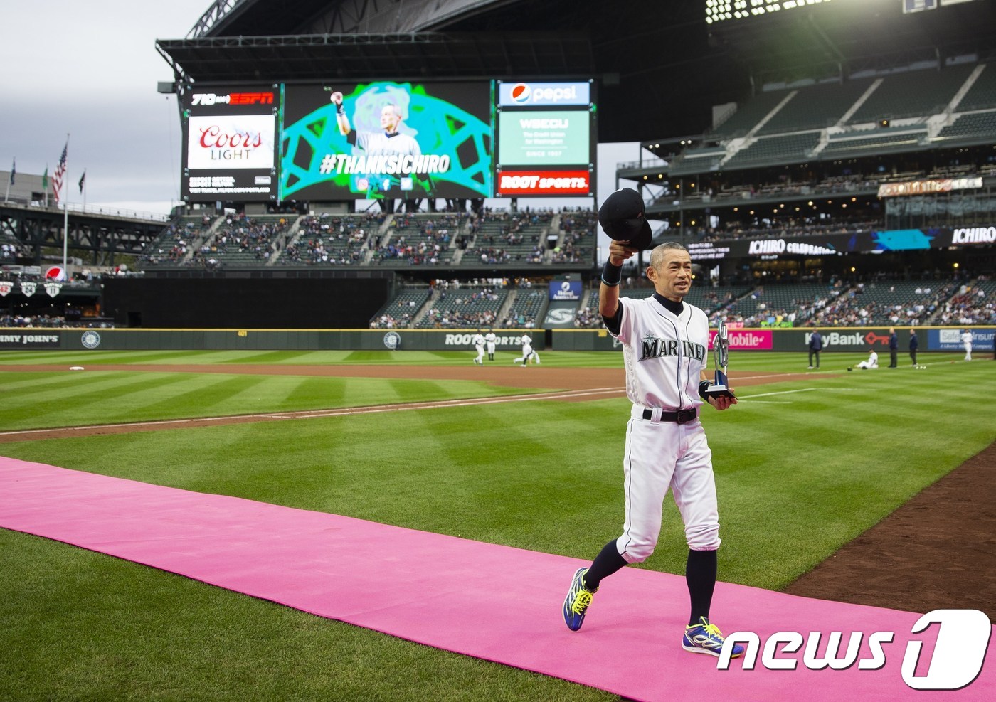 스즈키 이치로(46)가 15일(한국시간) 미국 워싱턴주 시애틀 T-모바일파크에서 열린 시애틀 매리너스와 시카고 화이트삭스의 경기를 앞두고 은퇴 세리머니를 가졌다.© AFP=뉴스1