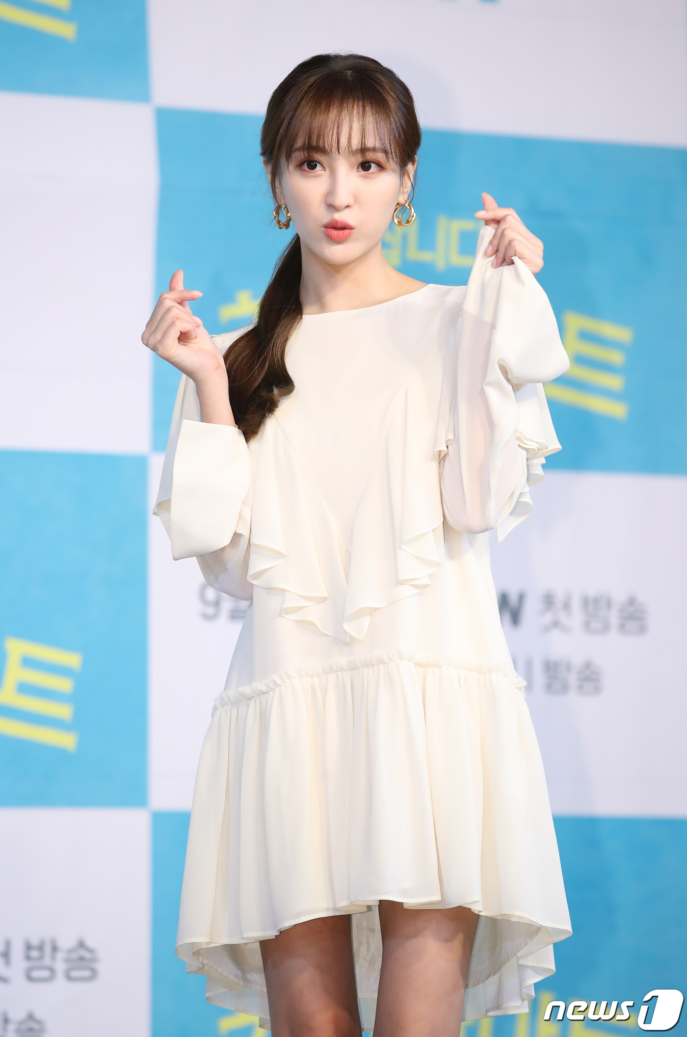 배우 정혜성이 16일 오전 서울 베스트웨스턴프리미어서울가든호텔에서 열린 tvN '쌉니다 천리마마트' 제작발표회에 참석해 포즈를 취하고 있다. '쌉니다 천리마마트'는 저품격 무사태평 천리마마트를 기사회생시키려는 엘리트 점장 문석구(이동휘 분)와 마트를 말아먹으려는 휴먼 불도저 사장 정복동(김병철 분)이 주인공인 코믹 드라마이다. 2019.9.16/뉴스1 © News1 권현진 기자