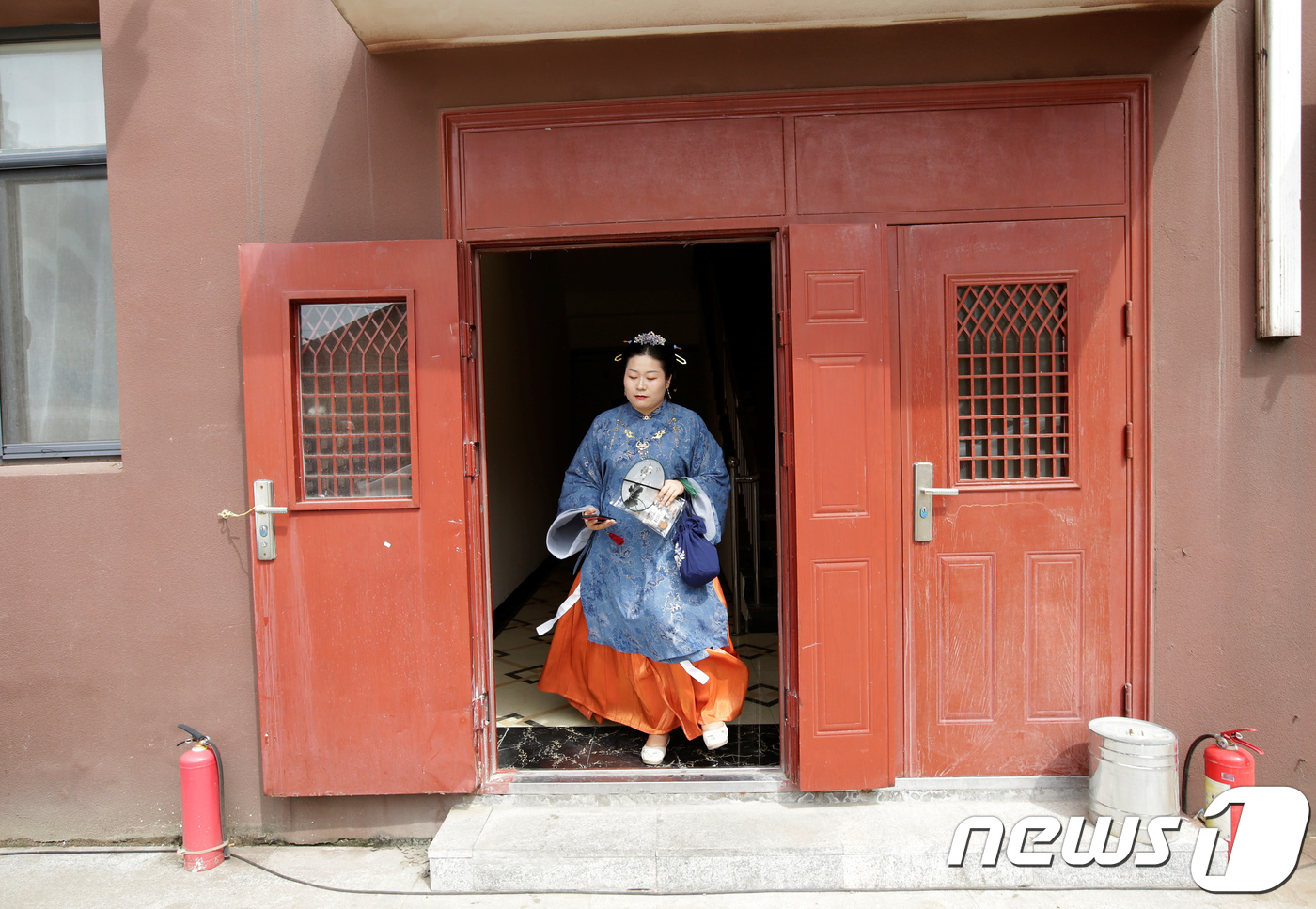 한푸애호가인 리더우더우시가 한푸차림으로 외출하고 있다. © 로이터=뉴스1