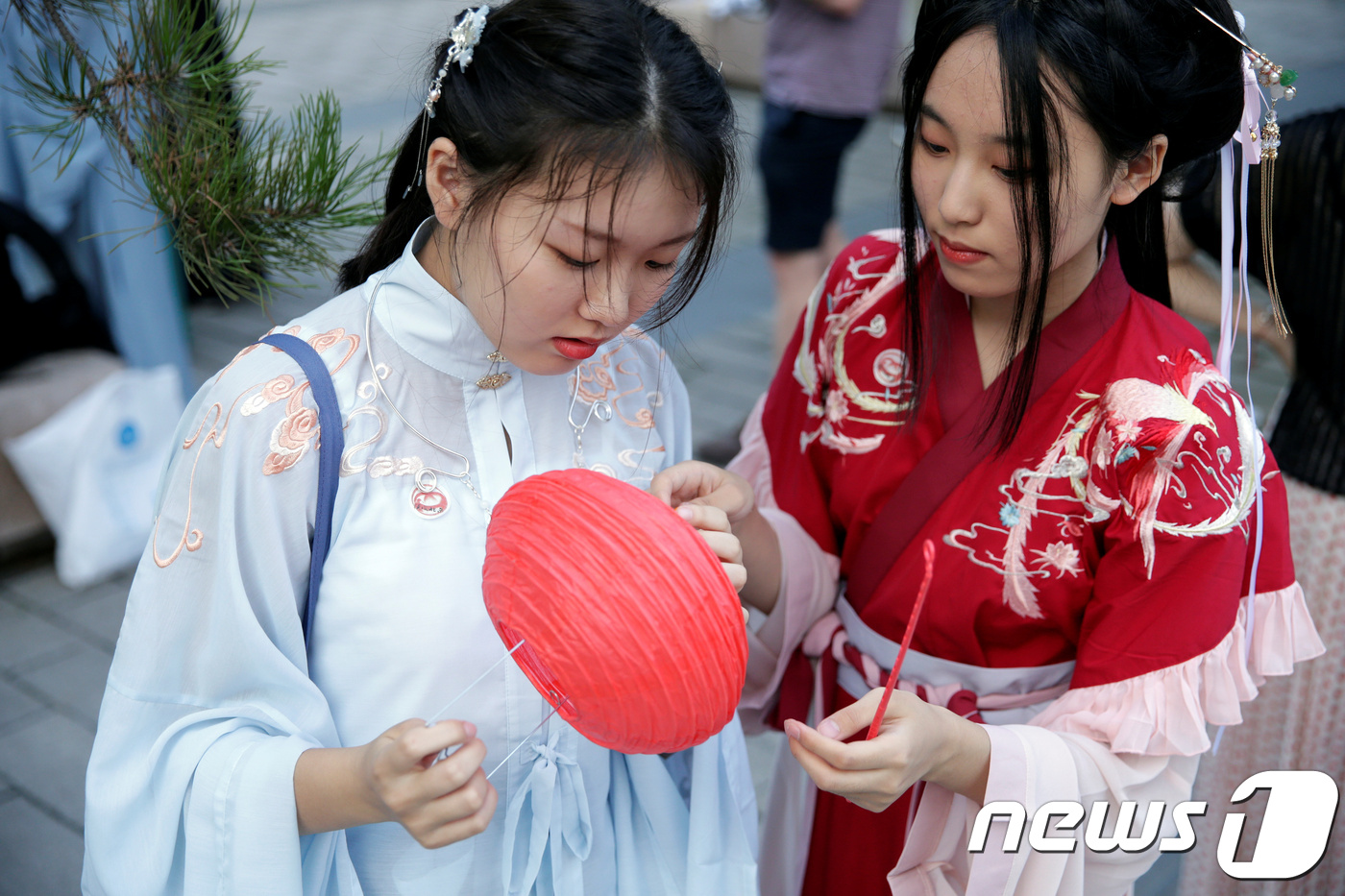 한푸를 차려입은 중국 젊은 여성들.  © 로이터=뉴스1