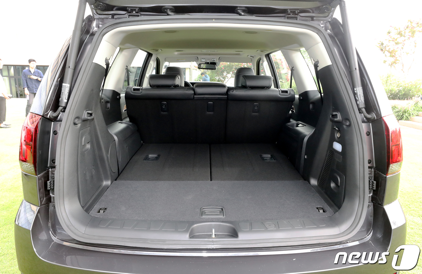 5일 오전 인천시 중구 네스트 호텔에서 열린 '기아자동자 모하비 더 마스터(MOHAVE the Master)발표회'에서 모하비더 마스터 내부가 공개되고 있다. 모하비 더 마스터는 국산 동급 유일 V6 3.0디젤엔진을 적용했으며, 프레임 바디와 전자식 4WD, 험로 주행모드(터레인 모드, Terrain Model)를 적용해 주행성능을 높였다. 플래티넘 트림은 4700만원, 마스터즈 트림은 5160만원이다.2019.9.5/뉴스1 © News1 정진욱 기자