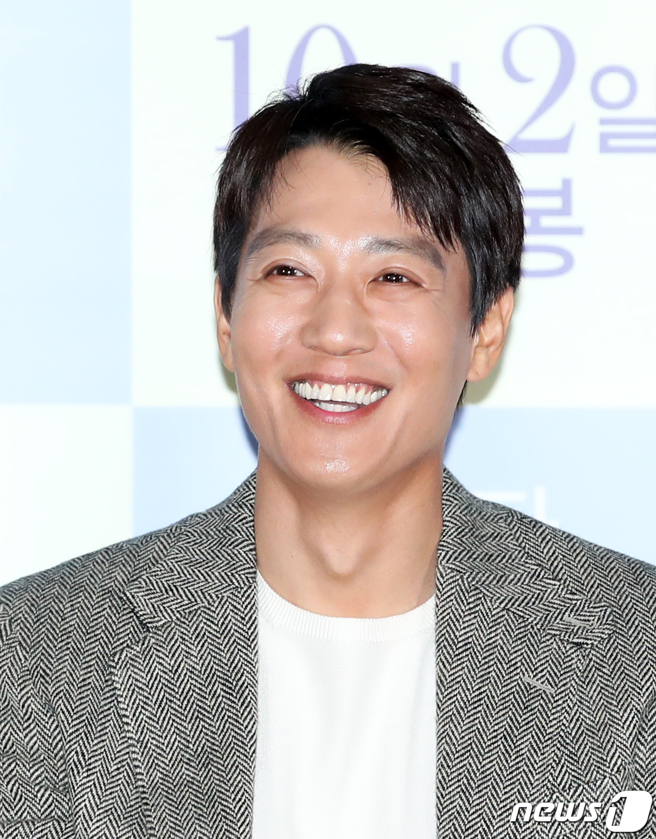 배우 김래원이 24일 오후 서울 롯데 건대시네마에서 열린 영화 '가장 보통의 연애' 언론시사회에 참석해 미소를 짓고 있다. ‘가장 보통의 연애'는 전 여친에 상처받은 재훈(김래원 분)과 전 남친에 뒤통수 맞은 선영(공효진 분), 이제 막 이별한 두 남녀의 솔직하고 거침없는 현실 로맨스를 그린 작품이다. 2019.9.24/뉴스1 © News1 권현진 기자