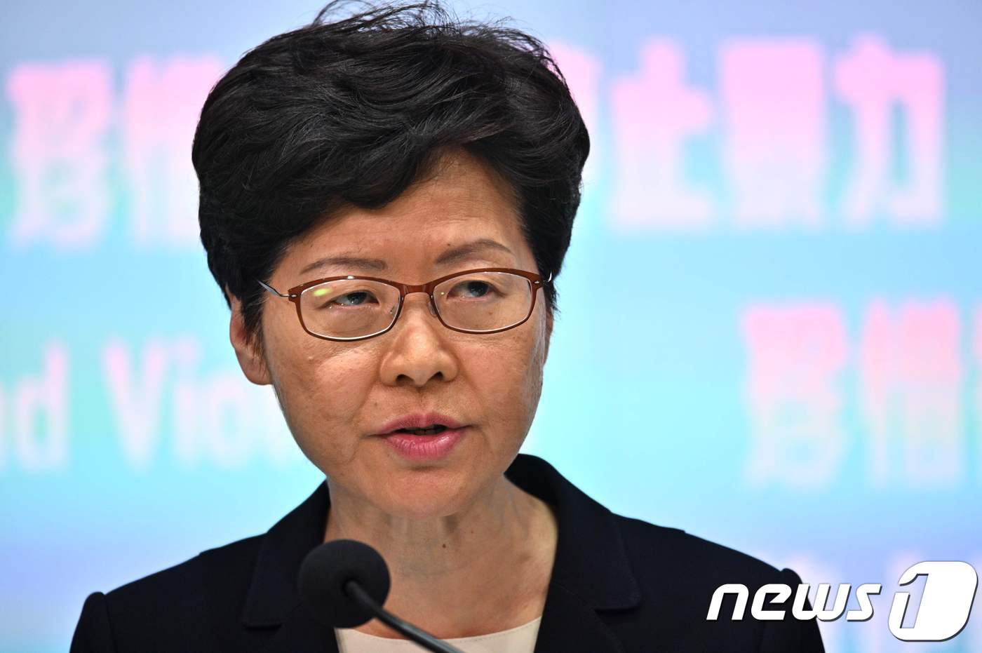 4일 기자회견을 열고 복면금지법 시행을 발표하는 캐리 람 홍콩 행정장관. © AFP=뉴스1