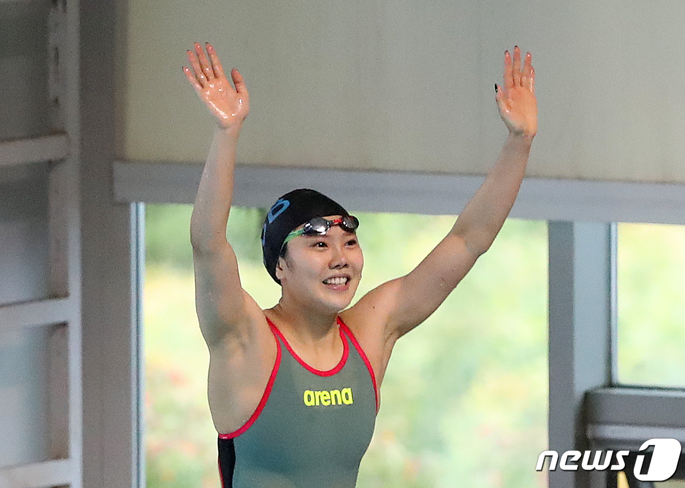 6일 오후 경북 김천실내수영장에서 열린 제100회 전국체육대회 수영경기 여자 일반부 자유형 50m 결승에서 서울 정소은이 25초08의 기록으로 한국신기록을 세운 뒤 손을 흔들고 있다. 2019.10.6/뉴스1 © News1 공정식 기자