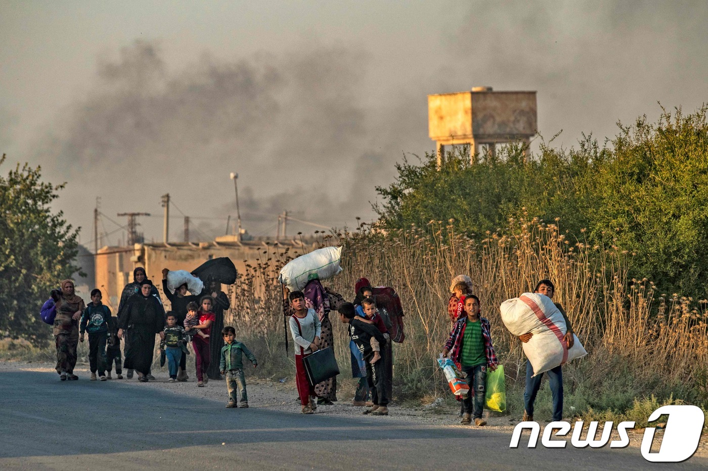 터키군의 공격으로 피난을 떠나는 시리아 쿠르드족 주민들 © AFP=뉴스1