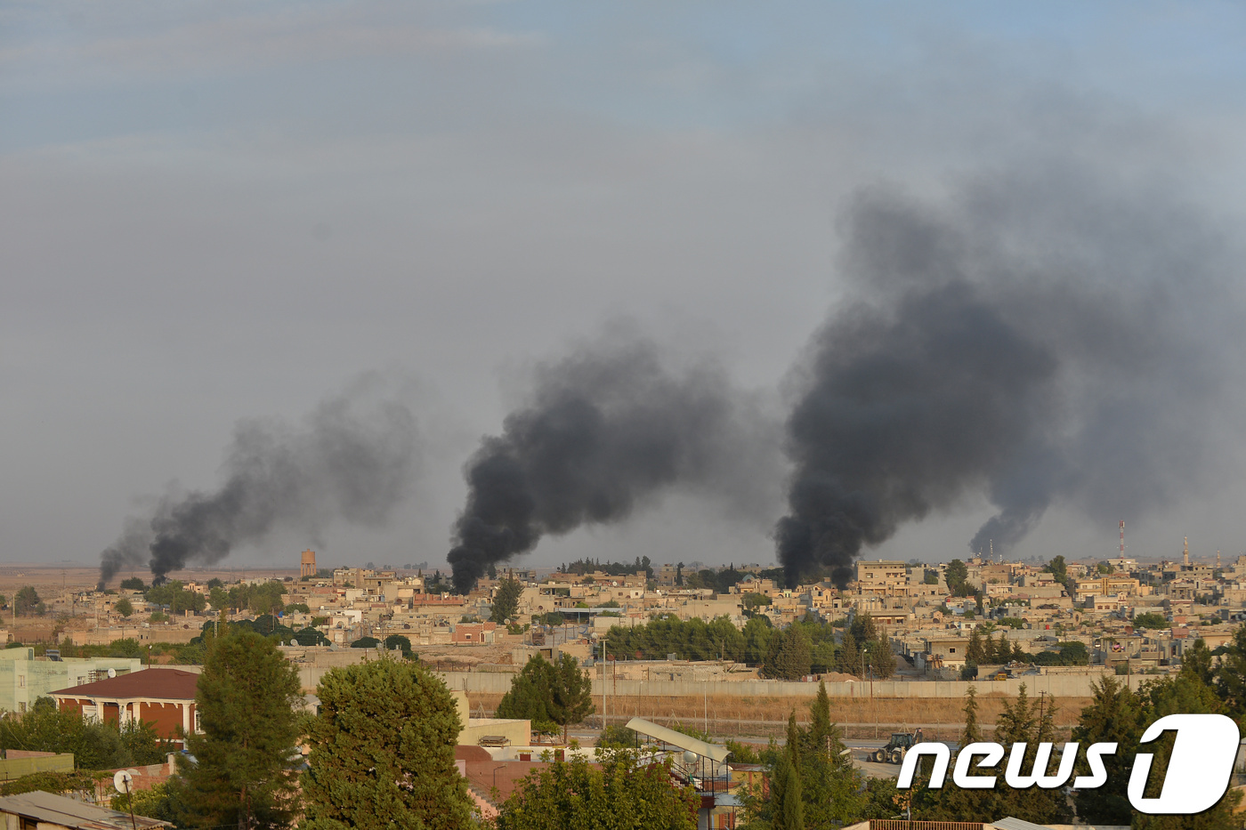 9일(현지시간) 터키군의 공격으로 국경지역인 아스알아인에서 연기가 피어오르고 있다. © 로이터=뉴스1