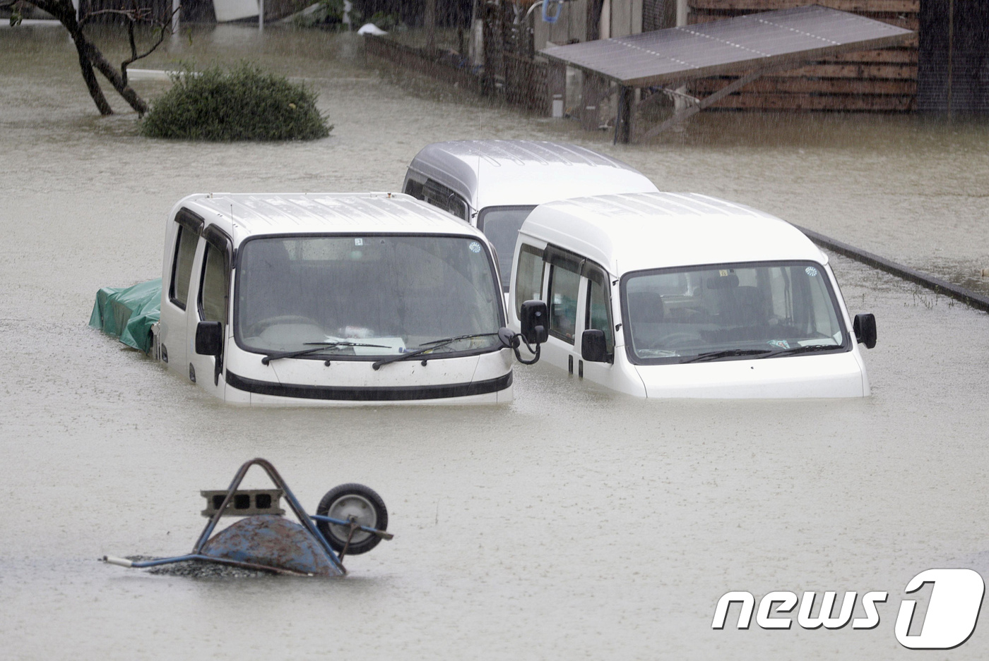 12일 제19호 태풍 하기비스의 영향으로 폭우가 쏟아진 일본 미에현의 도로가 물에 잠겨 있다.© 로이터=뉴스1