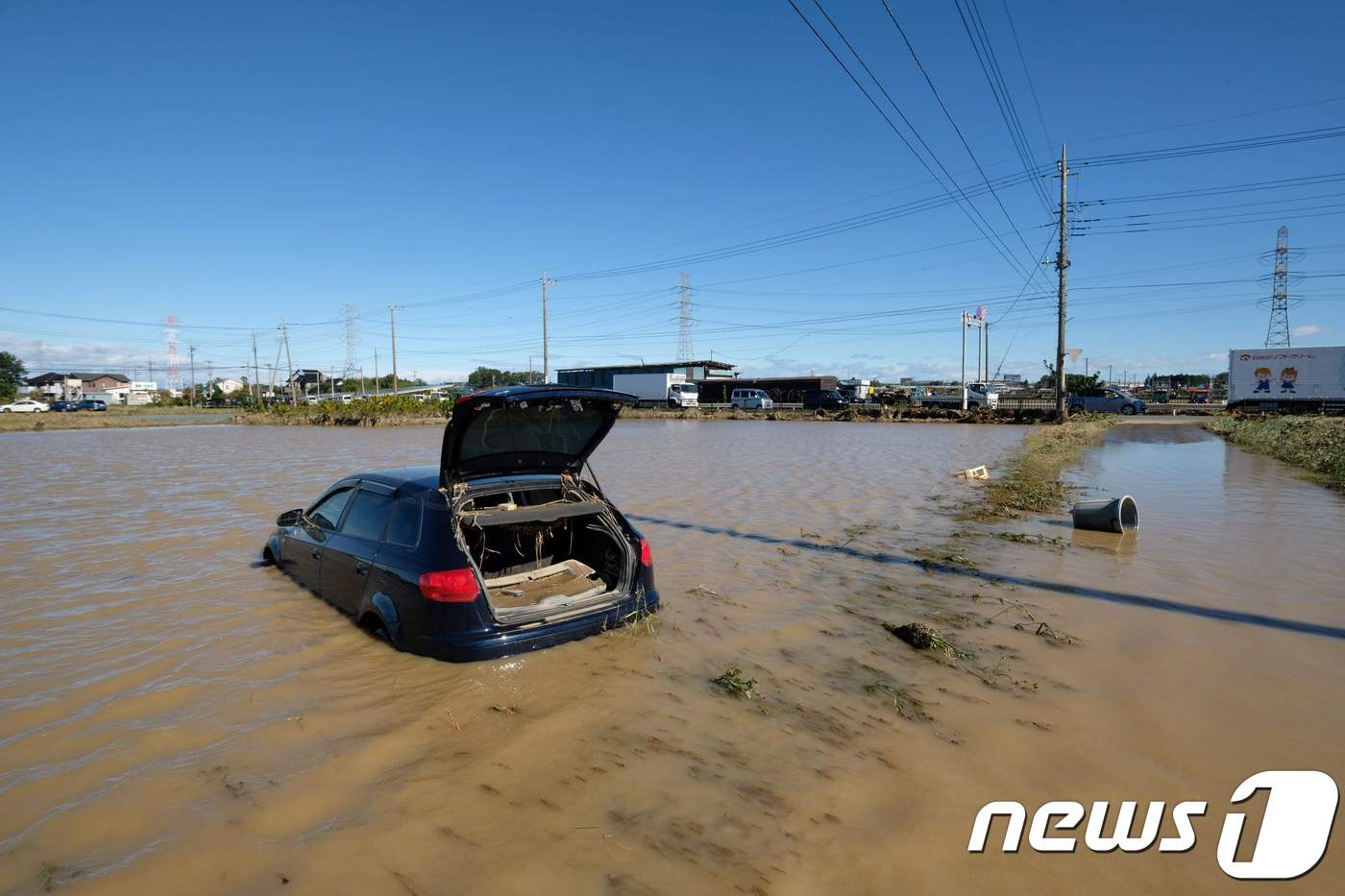 12일 제19호 태풍 하기비스의 영향으로 폭우가 쏟아진 일본 사이타마현 히가시 마쓰야마에서 차량 한 대가 물에 잠겨 있다. © AFP=뉴스1