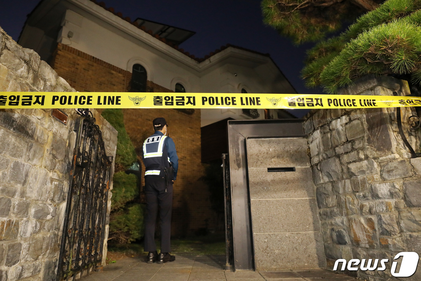 가수 겸 탤런트 설리(25.본명 최진리)가 14일 오후 자택에서 숨진 채 발견됐다. 이날 오후 경기도 성남시 수정구 소재 설리의 자택이 통제되고 있다. 2019.10.14/뉴스1 © News1 조태형 기자