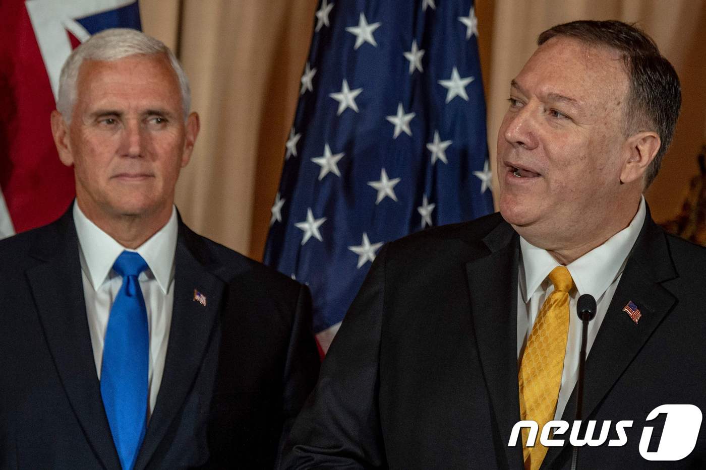 마이크 펜스 미국 부통령(왼쪽)과 마이크 폼페이오 국무장관. © AFP=뉴스1