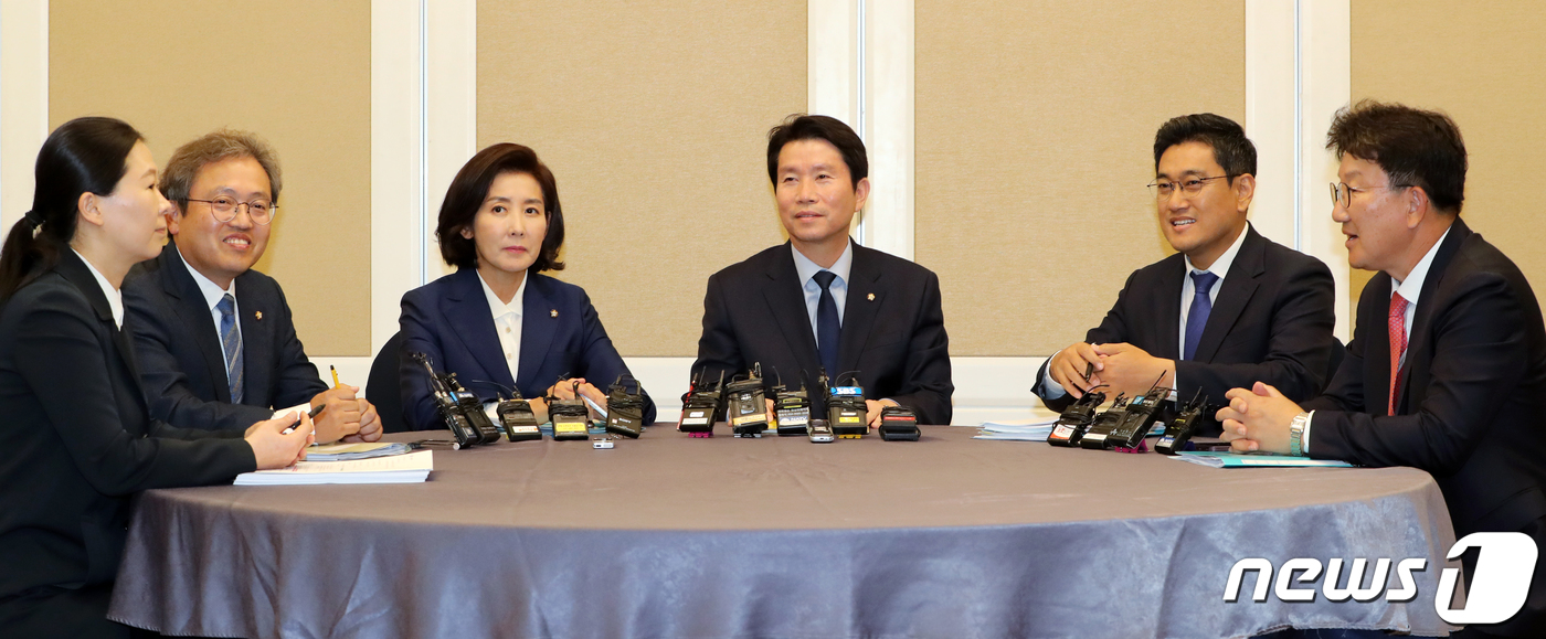 여야3당 교섭단체 원내대표와 대표자들이 16일 서울 여의도 국회 본청 의원식당에서 만나 원탁에 앉아 있다. 여야는 이날 회의에서 패스트트랙으로 지정된 사법개혁 법안과 정치개혁 법안 중에서, 공수처(고위공직자비리수사처)법안 2건과 형사소송법·검찰청법 개정안 등 사법개혁 법안을 논의했다.2019.10.16/뉴스1 © News1 이종덕 기자