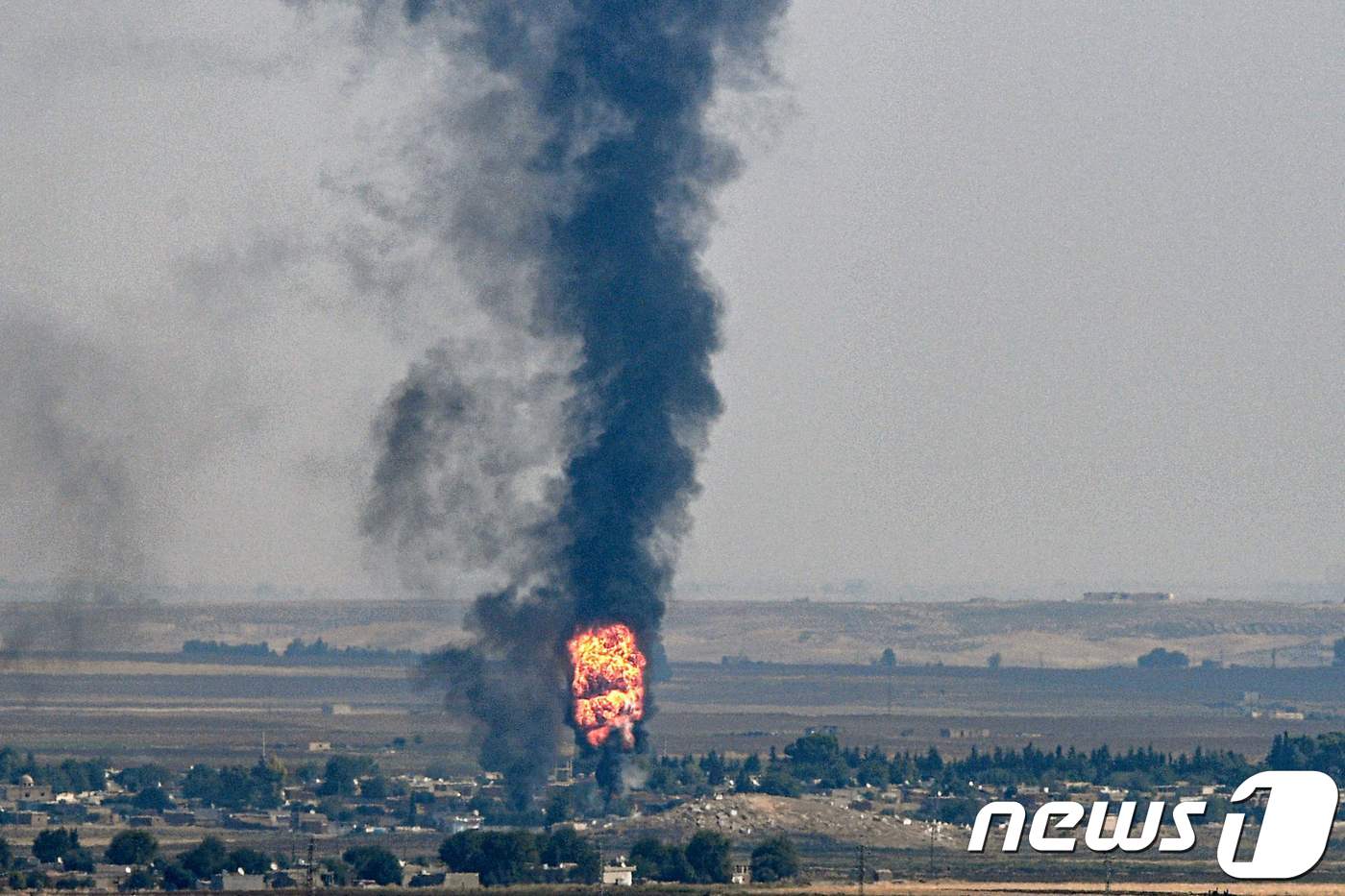 17일(현지시간) 시리아 라스 알 아인 마을에서 연기와 불길이 치솟고 있다. © AFP=뉴스1
