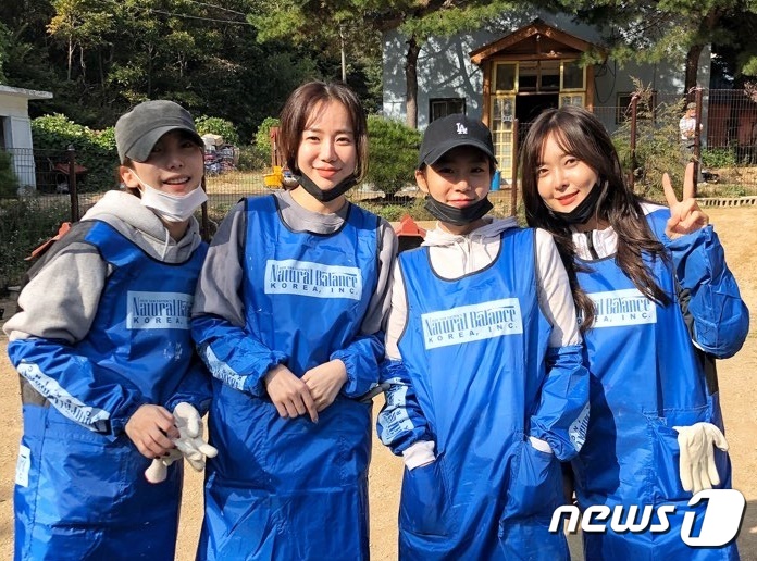 내추럴발란스 블루엔젤봉사단은 지난 19일 유기동물보호소에서 봉사활동을 했다. 왼쪽부터 황혜인 권정아 한승연 한세민. © 뉴스1