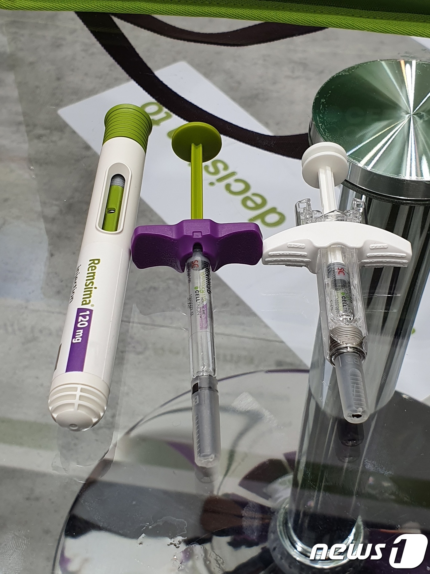 22일(현지시간) 스페인 바르셀로나에서 열린 '유럽소화기학회 2019'(UEG Week 2019)에서 공개된 '램시마SC' 제품 형태(오토인젝터, 프리필드시린지 제형). © 뉴스1