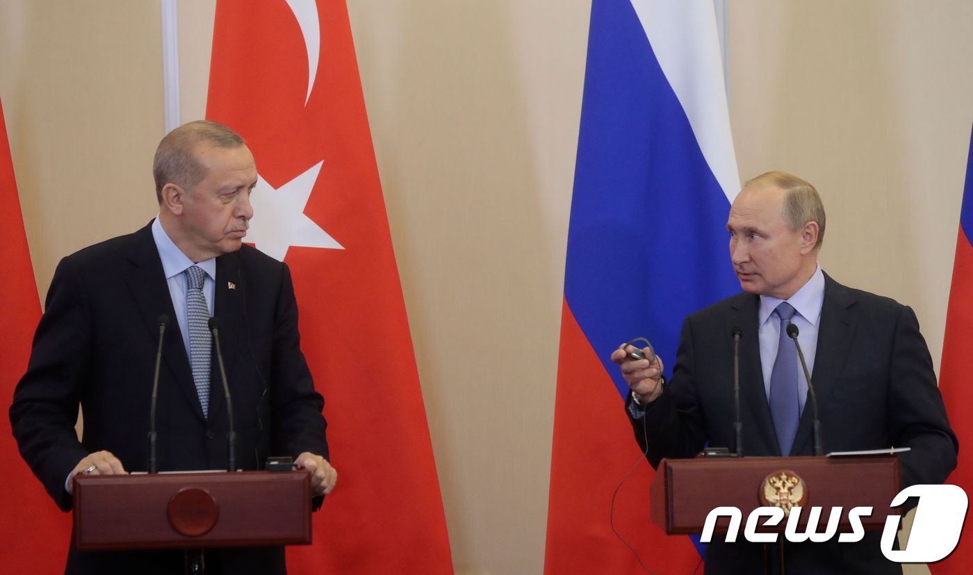 블라디미르 푸틴 러시아 대통령이 22일 (현지시간) 러시아 남부 휴양 도시 소치에서 레제프 타이이프 에르도안 터키 대통령과 정상회담을 마치고 기자회견을 하고 있다. © AFP=뉴스1