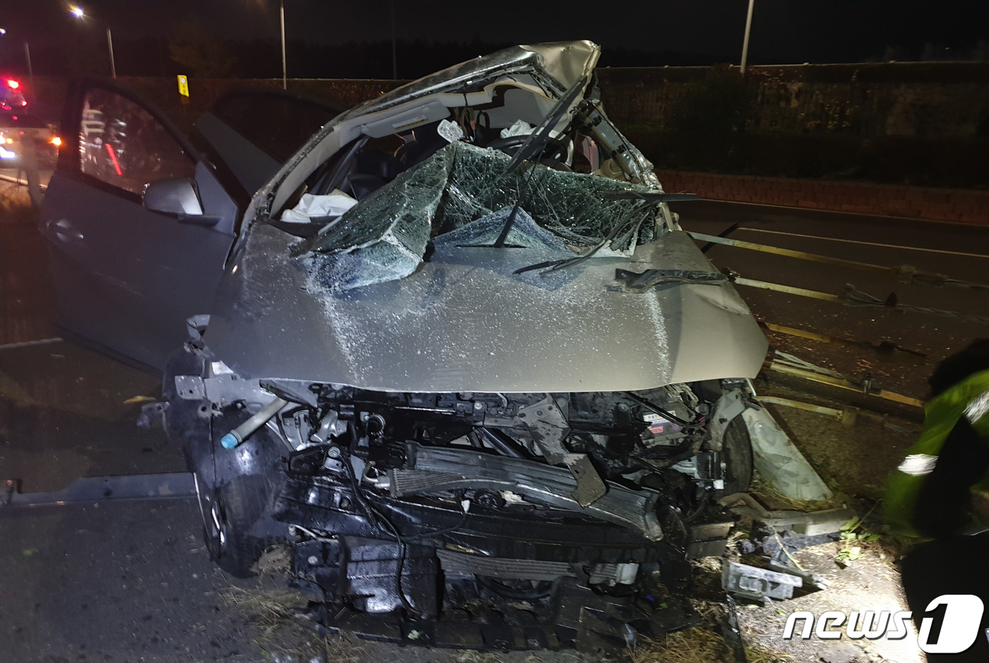 28일 오전 2시40분께 울산 북구 아산로에서 성내삼거리 방면으로 달리던 뉴SM3 승용차가 도로변 가드레일과 연석 등 구조물과 충돌해 파손돼 있다. (울산지방경찰청 제공) 2019.10.28/뉴스1 © News1 조민주 기자