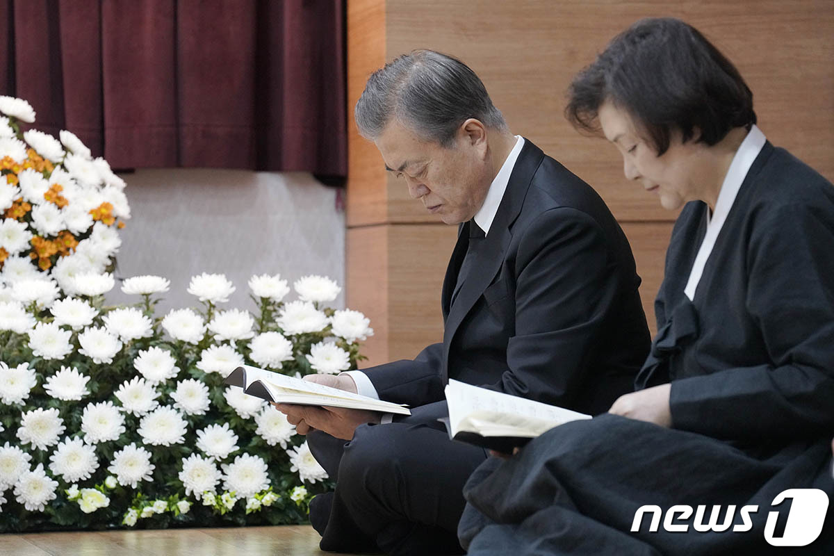손주 준용·다혜씨도 빈소 지켜…文대통령 가족들 차분한 장례 : zum 뉴스