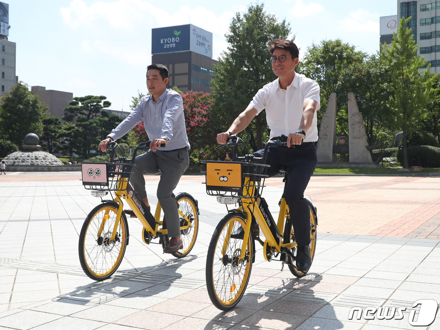 김춘수 울산시 교통건설국장(오른쪽)과 이성원 (주)카카오모빌리티 파트장이 30일 오전 울산시청 햇빛광장에서 '전기 공유자전거(카카오 T 바이크)'를 타고 시범 운행을 하고 있다. (주)카카오모빌리티는 광역자치단체 최초로 오는 9월 4일부터 울산시 자전거 도로와 자전거 주차시설 등을 활용해 전기 공유자전거인 카카오 T 바이크 시범운영을 시작한다. 2019.8.30/뉴스1 © News1 윤일지 기자