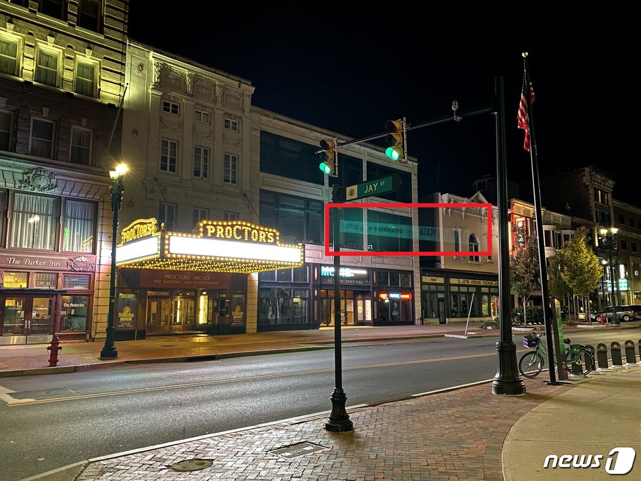 아이폰11 프로로 찍은 야간 사진에서 반전된 광원 모양이 센서에 잔상으로 남는 '고스트 현상'이 나타났다. (파퓰러사이언스 갈무리) © 뉴스1