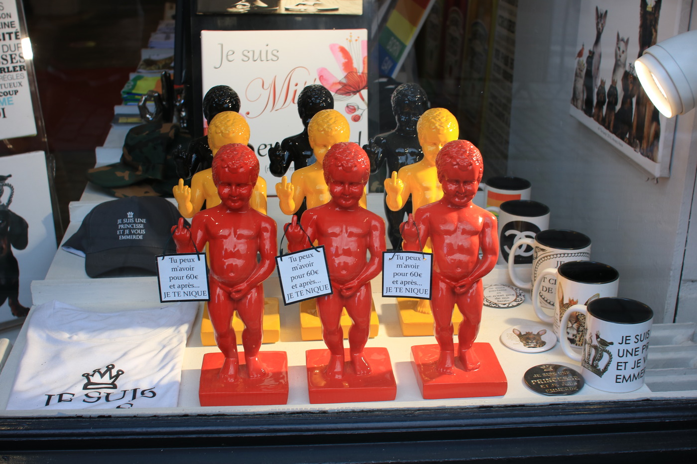 오줌싸개 소년과 관련된 다양한 기념품들을 도시 곳곳에서 만나볼 수 있다© 뉴스1