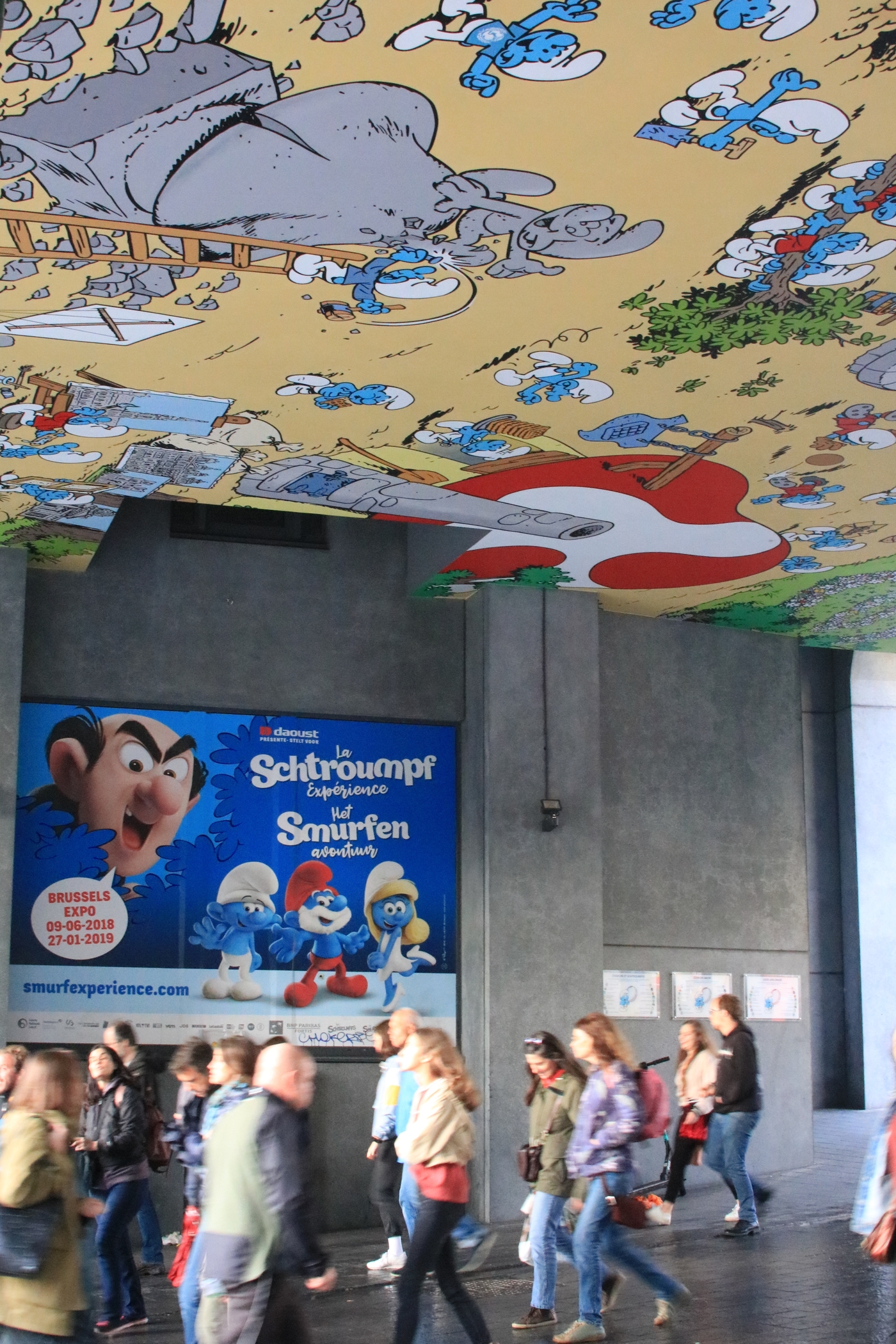 국립미술관 인근에 자리한 터널의 천장엔 스머프의 캐릭터들이 빼곡히 그려져 있다© 뉴스1