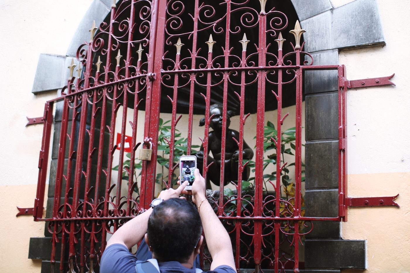 철장에 갇혀진 오줌싸개 소녀 동상© 뉴스1