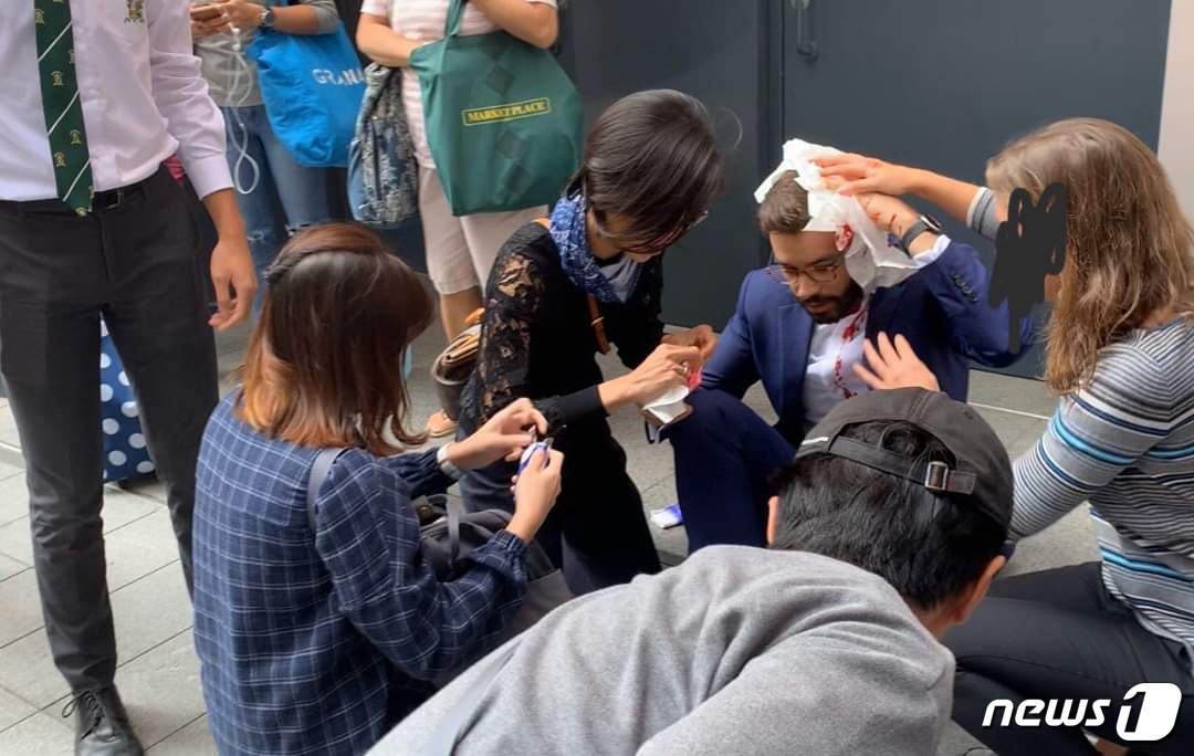 11일 홍콩 경찰이 던진 최루가스 통에 맞아 피를 흘리고 있다. © 뉴스1