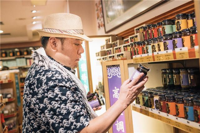 레이먼 킴이 블랙빈 소스를 고르고 있다