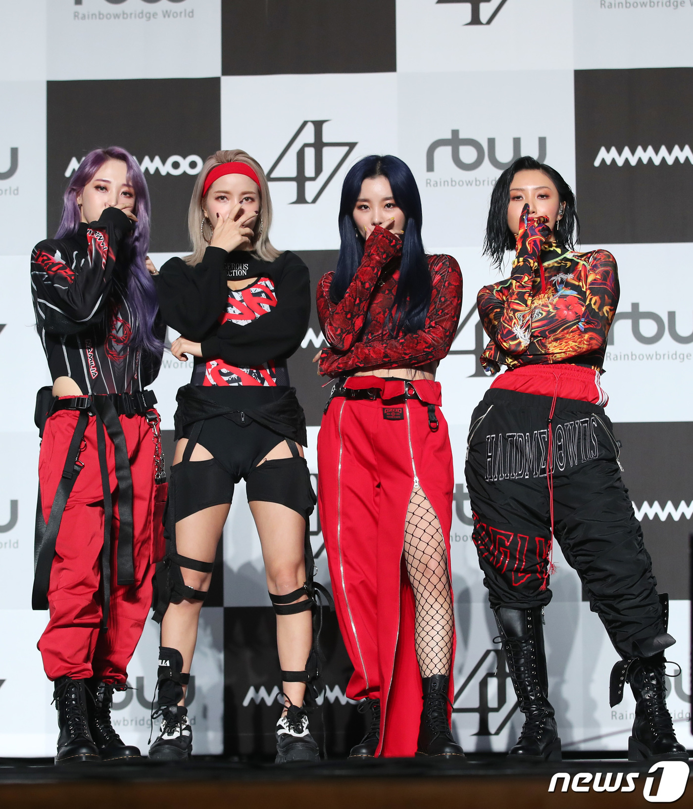 그룹 마마무(MAMAMOO) 문별(왼쪽부터), 솔라, 휘인, 화사가 14일 서울 경희대학교 평화의 전당에서 열린 두 번째 정규앨범 ‘리얼리티 인 블랙(reality in BLACK)’ 발매 기념 쇼케이스에 참석해 포즈를 취하고 있다. 2019.11.14/뉴스1 © News1 권현진 기자