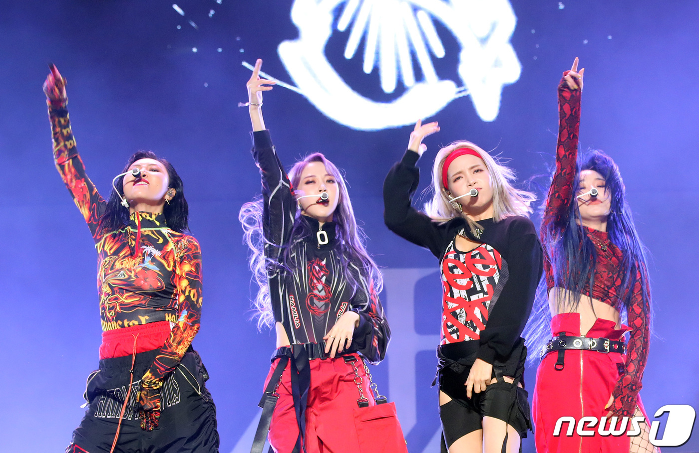 그룹 마마무(MAMAMOO) 화사(왼쪽부터), 문별, 솔라, 휘인이 14일 서울 경희대학교 평화의 전당에서 열린 두 번째 정규앨범 ‘리얼리티 인 블랙(reality in BLACK)’ 발매 기념 쇼케이스에 참석해 신곡을 선보이고 있다. 2019.11.14/뉴스1 © News1 권현진 기자