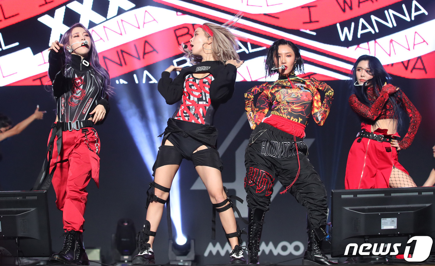 그룹 마마무(MAMAMOO) 문별(왼쪽부터), 솔라, 화사, 휘인이 14일 서울 경희대학교 평화의 전당에서 열린 두 번째 정규앨범 ‘리얼리티 인 블랙(reality in BLACK)’ 발매 기념 쇼케이스에 참석해 신곡을 선보이고 있다. 2019.11.14/뉴스1 © News1 권현진 기자
