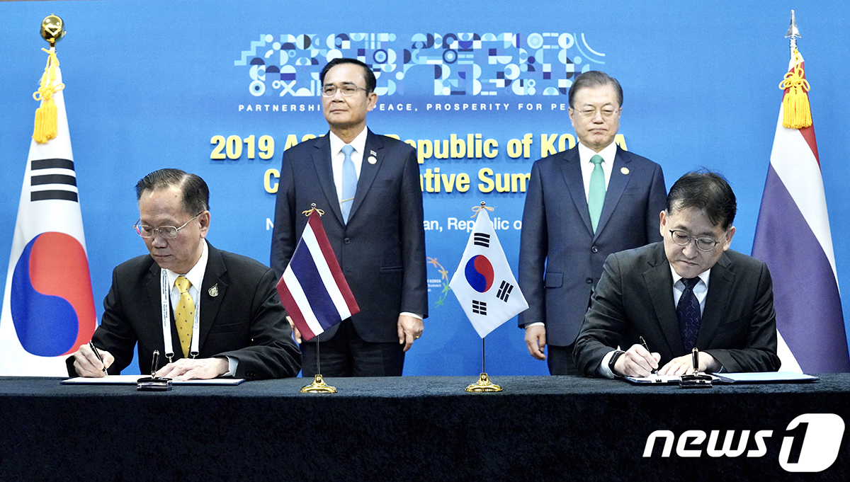 차규근 대한민국 출입국 외국인정책본부장과 수찻 폰차이위쎗꾼 태국 노동부 고용국장이 25일 오전 부산 해운대 조선웨스틴호텔에서 불법체류-취업 방지 협정서명식을 하고 있다. (청와대 제공) 2019.11.25/뉴스1